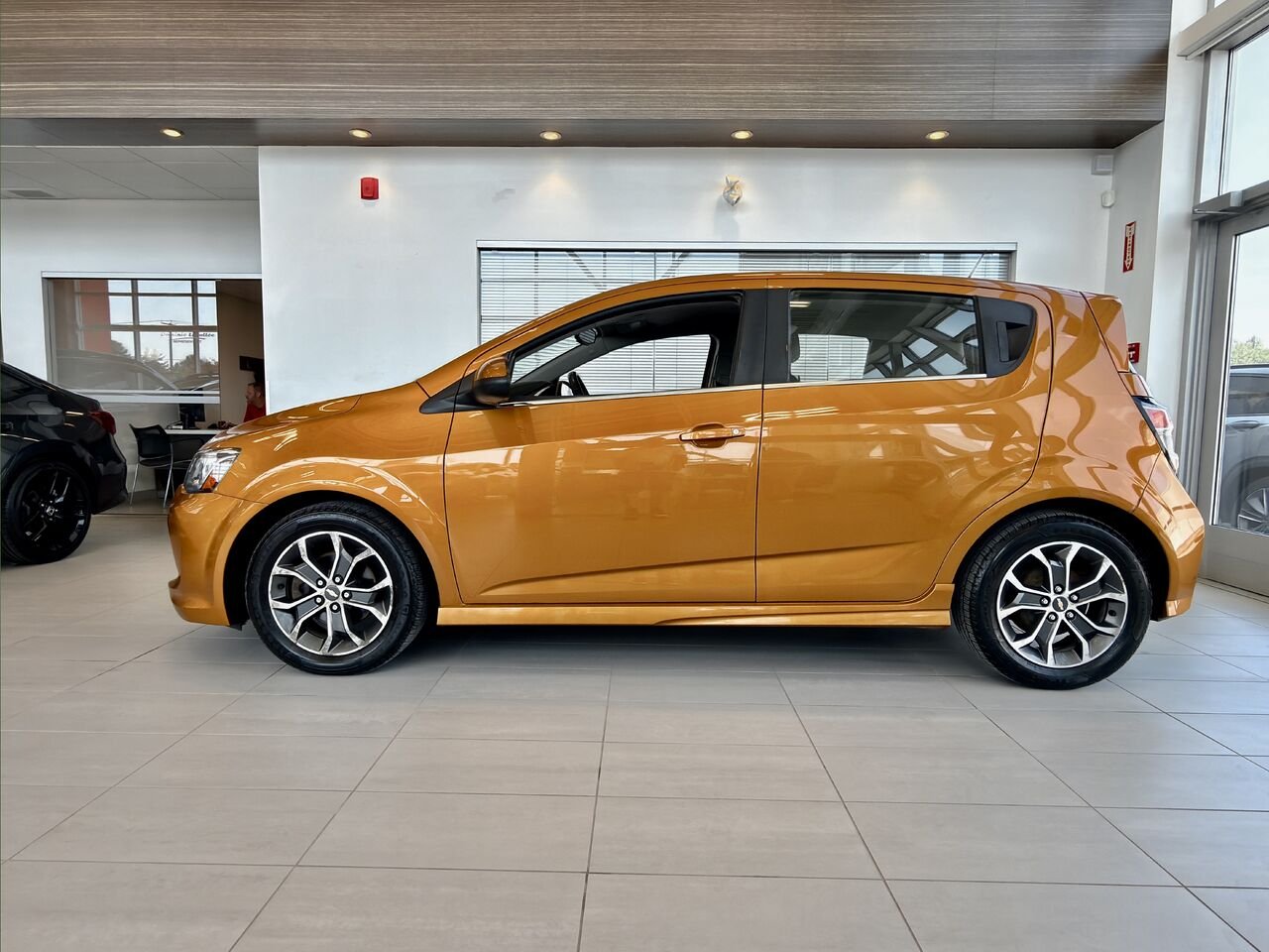 2017 Chevrolet Sonic Orange Notre-Dame-des-Prairies - photo #7
