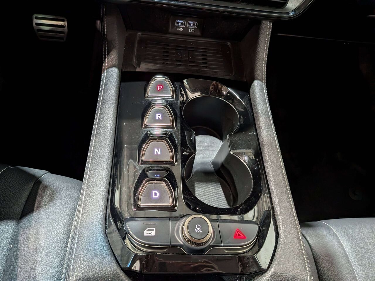 VinFast VF 8 Eco AWD 2025 Blanc Mirabel - photo #26