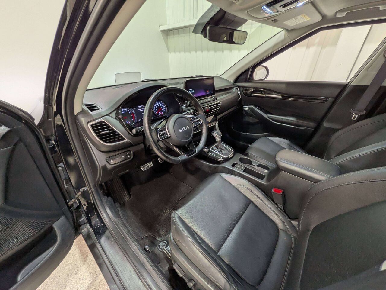 2023 Kia Seltos SX Turbo AWD w/Black Interior Black Val-David - photo #9