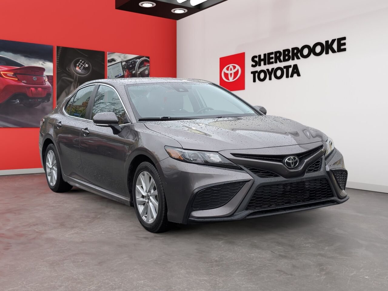 Toyota Camry SE/SIÈGES CHAUFFANTS/VOLANT CHAUFFANT/AC/BLUETOOTH/CAMERA DE RECUL 2024 Gris Sherbrooke - photo #1