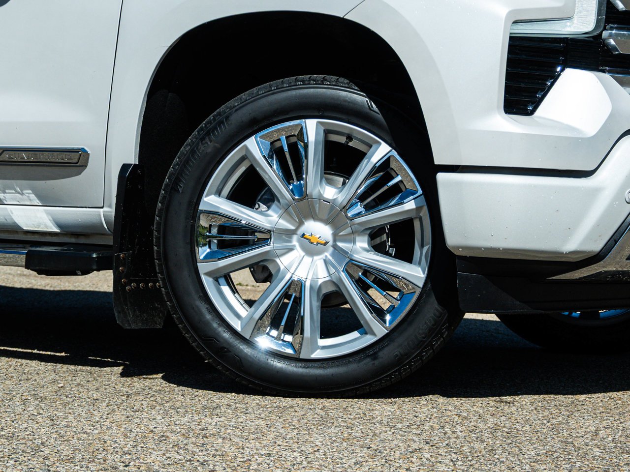 2024 Chevrolet Silverado 1500 4WD Crew Cab 147 High Country White Sherwood Park - photo #5