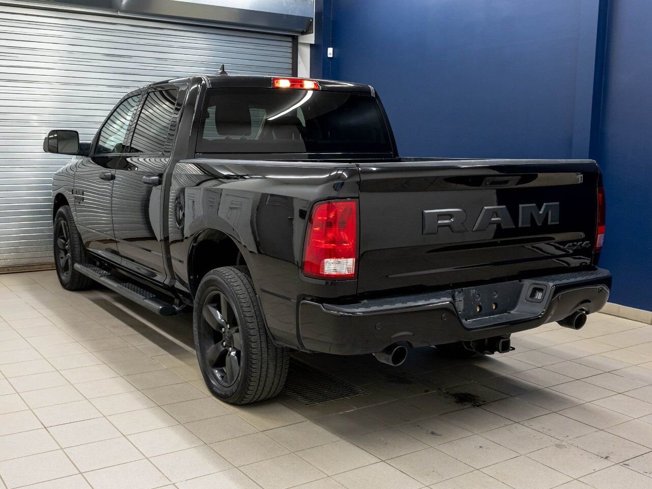 Ram 1500 Classic NIGHT CREW 4X4 V8 *SIÈGES CHAUFF* CARPLAY 3.92 2023 Noir Saint-Jérôme - photo #4