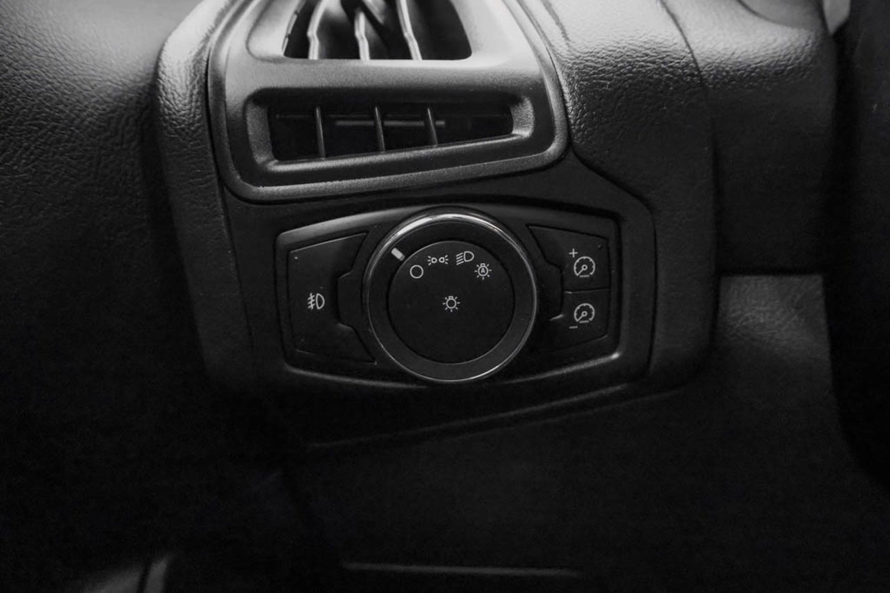 2012 Ford Focus 5dr HB SEL Red Sherwood Park - photo #15