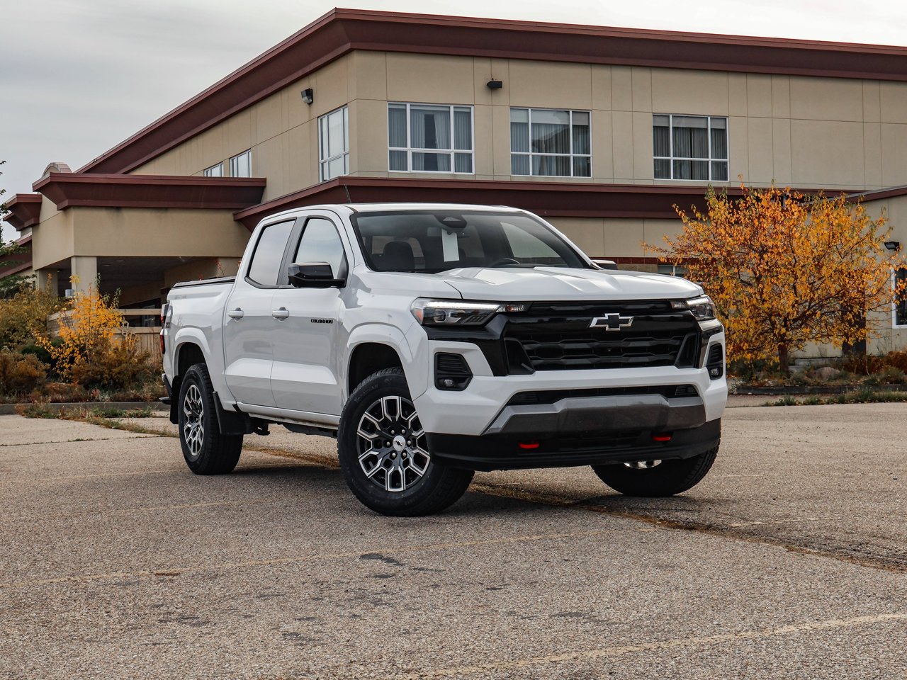 2024 Chevrolet Colorado 4WD Crew Cab Z71 White Sherwood Park - photo #1