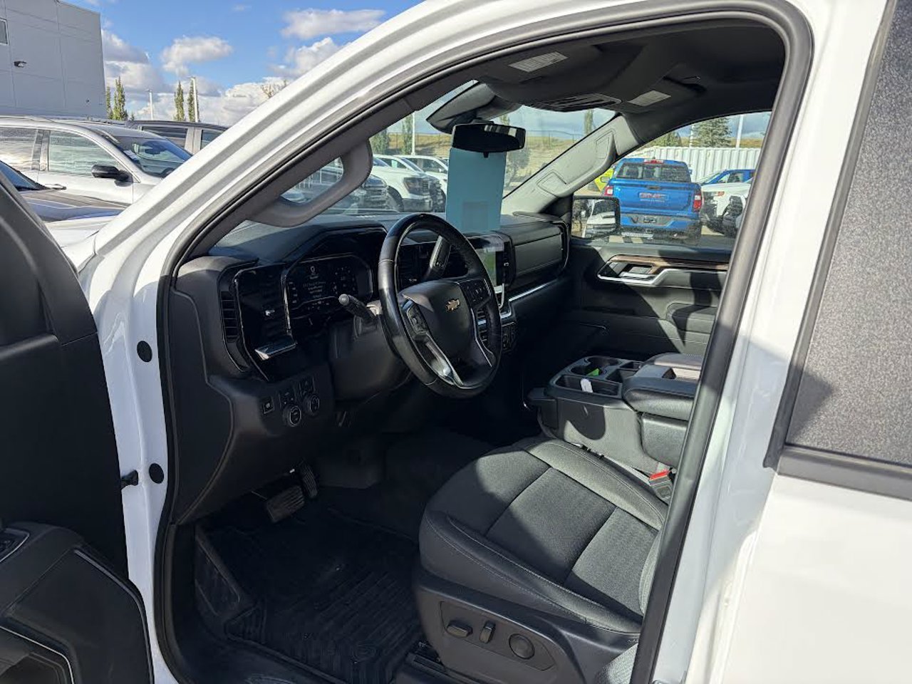 2025 Chevrolet Silverado 1500 4WD Crew Cab 147 LT White Sherwood Park - photo #6