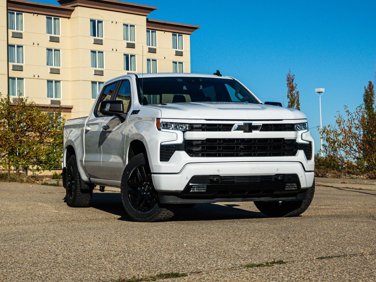 2025 Chevrolet Silverado 1500 4WD Crew Cab 147 RST White Sherwood Park - photo #1