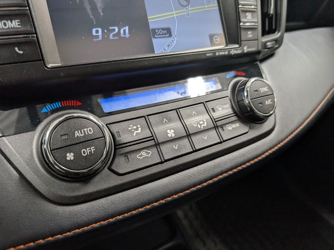 Toyota RAV4 Hybride SE/SIÈGES CHAUFFANTS/VOLANT CHAUFFANT/TOIT OUVRANT/AC/BLUETOOTH/CAMERA DE RECUL 2017 Bleu orage électrique Sherbrooke - photo #18