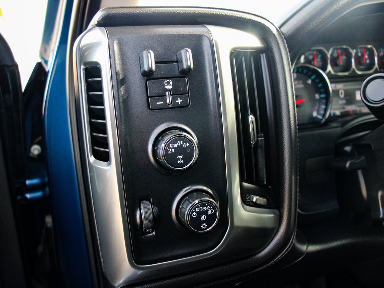 2018 Chevrolet Silverado 1500 4WD Crew Cab 143.5 LTZ w/2LZ Blue Sherwood Park - photo #18