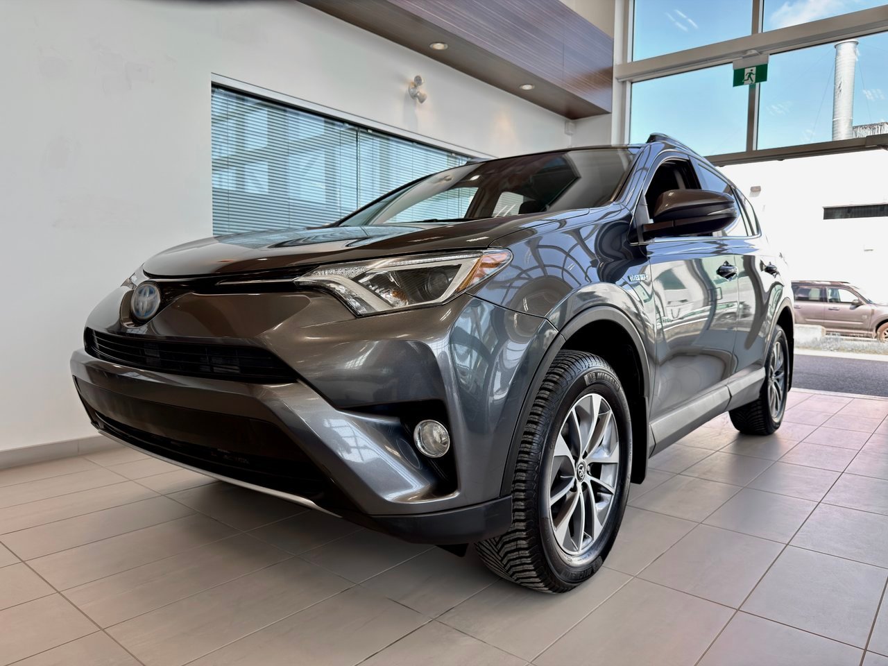 2017 Toyota RAV4 Hybrid Silver Notre-Dame-des-Prairies - photo #2