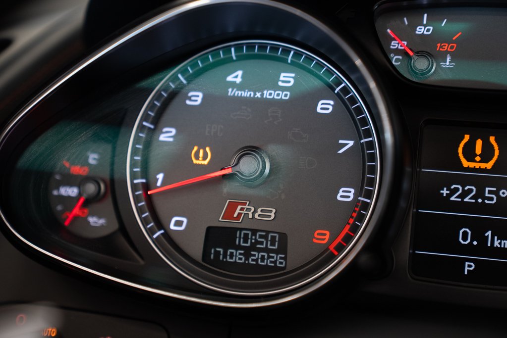 Audi R8 V8 Spyder \ LOW KM 2015 Rouge Kirkland - photo #9