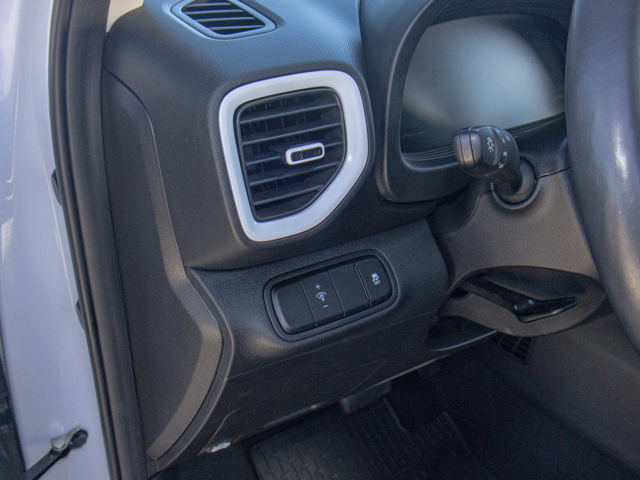 2024 Hyundai Venue Ultimate IVT w/Black Interior White Sherwood Park - photo #20