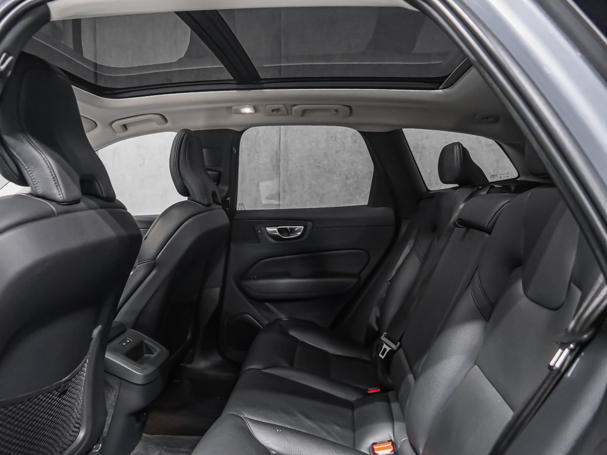 Volvo XC60 B6 PLUS DARK CLIMAT JANTES 20 PO 2023 Gris Montréal - photo #11