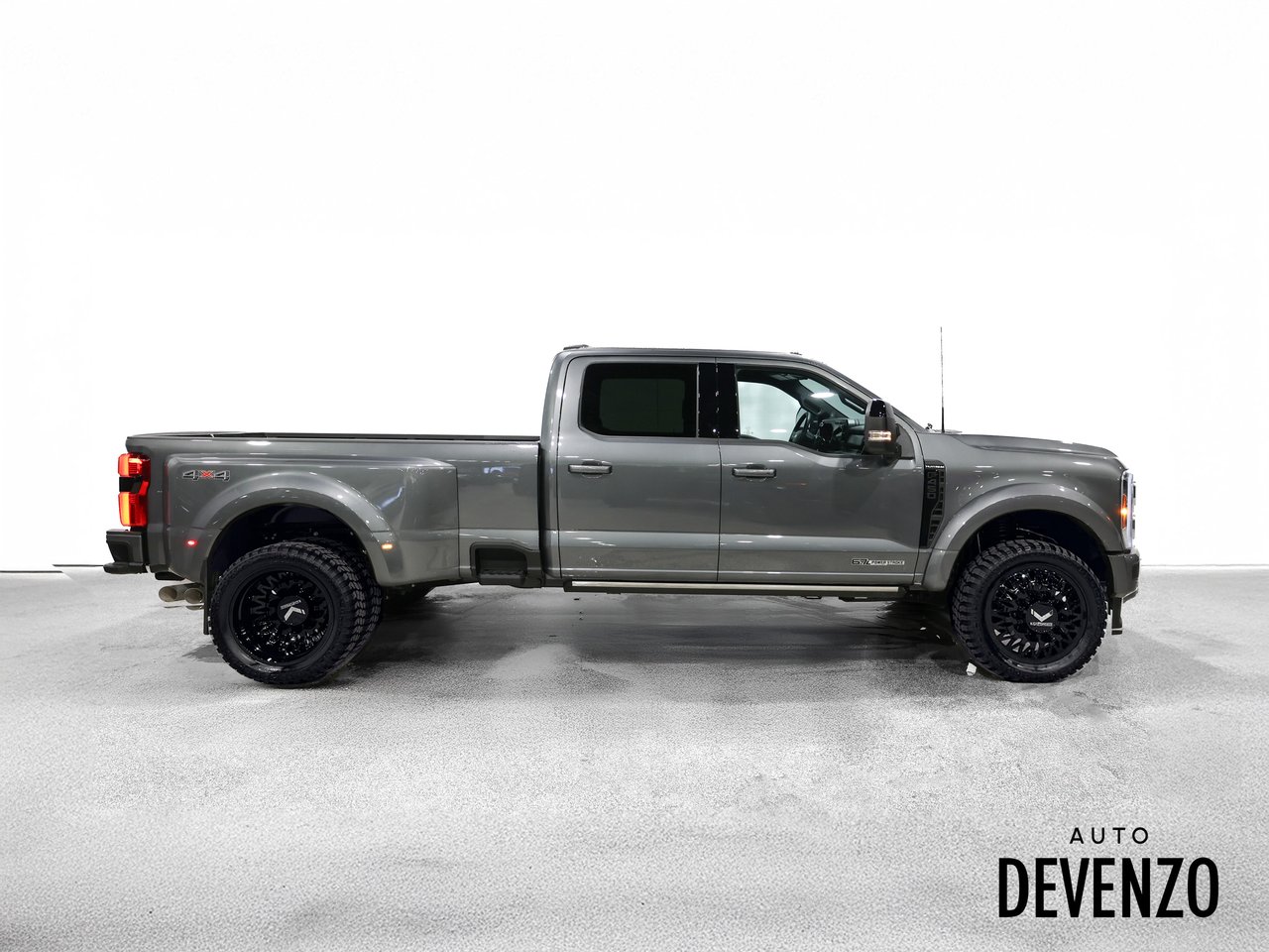 2026 Ford Super Duty F-450 DRW Grey Saint-Eustache - photo #2
