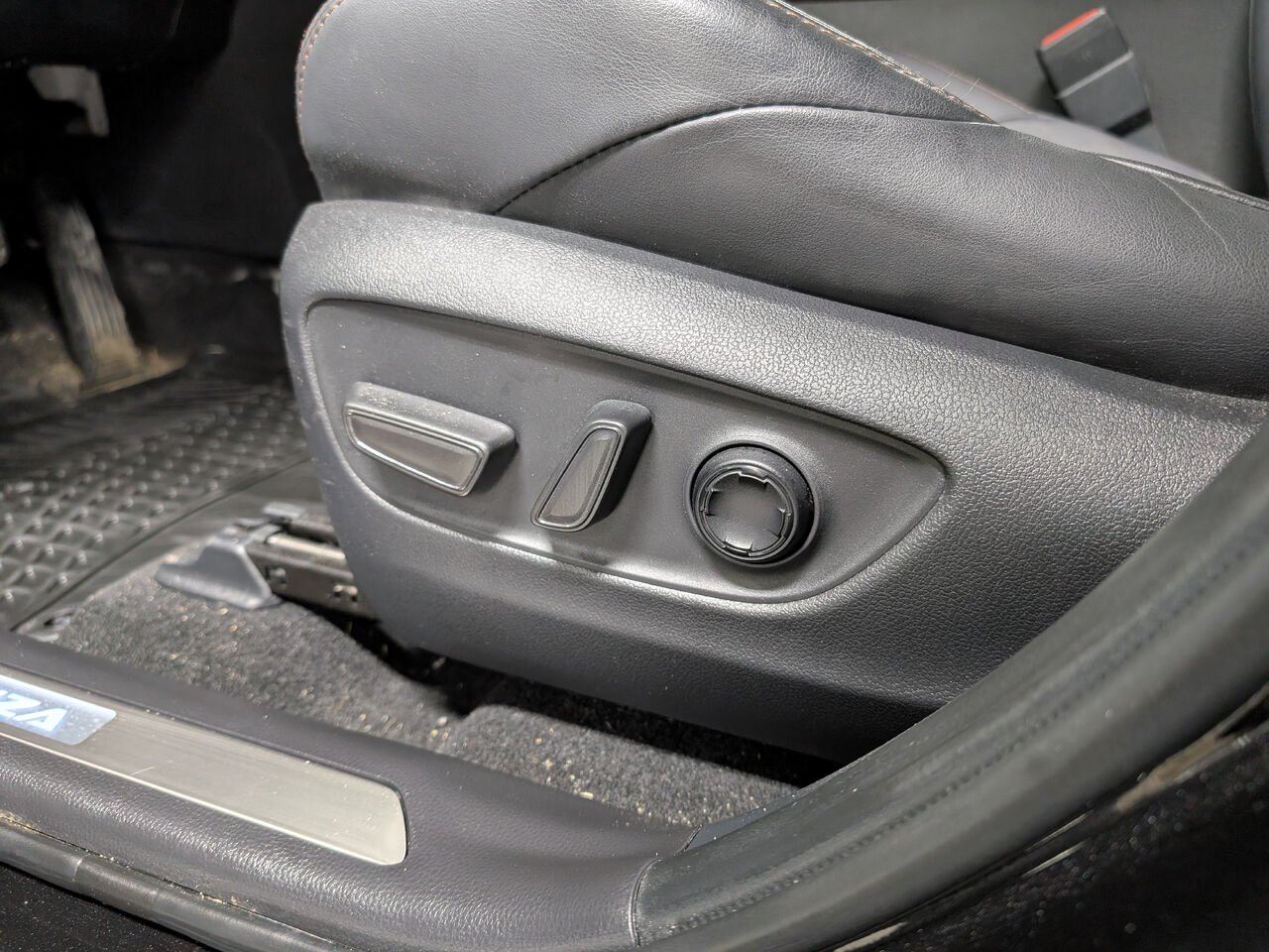 Toyota Venza Hybride LIMITED/AWD/SIÈGES CHAUFFANTS/TOIT PANORAMIQUE FIXE/VOLANT CHAUFFANT/BLUETOOTH/AC BIZONE 2023 Noir céleste Sherbrooke - photo #11