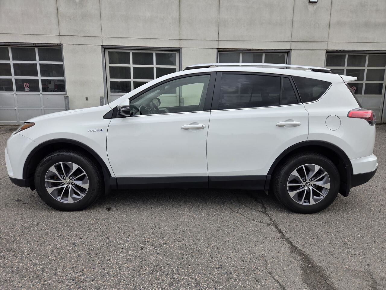 Toyota RAV4 Hybride 2016 Blanc Mont-Laurier - photo #8