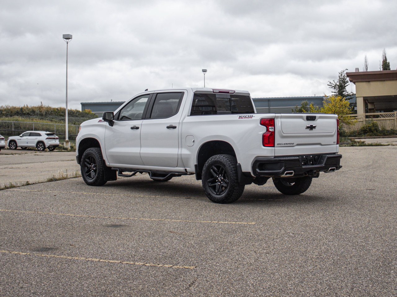 2024 Chevrolet Silverado 1500 4WD Crew Cab 147 LT Trail Boss White Sherwood Park - photo #10