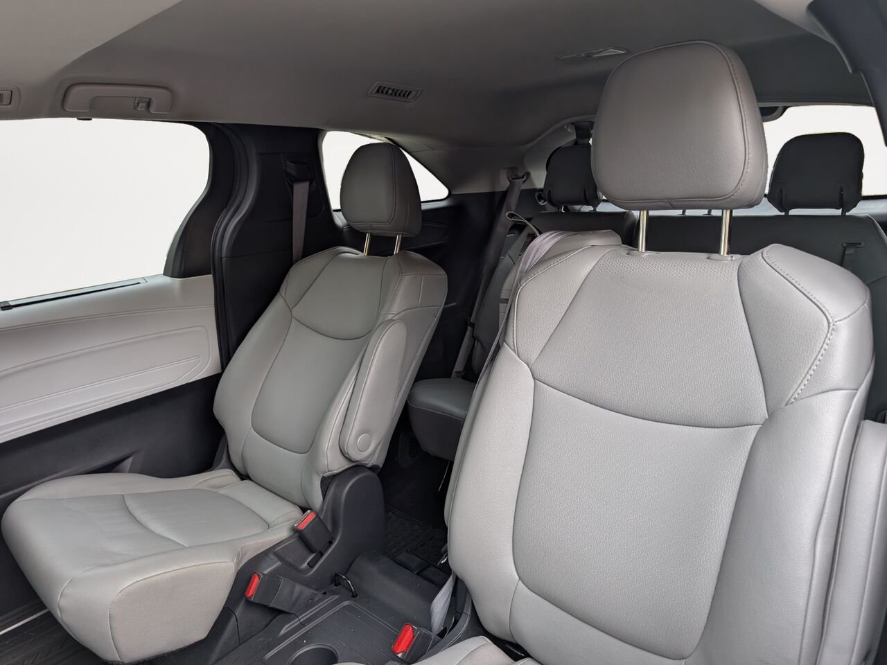 Toyota Sienna XLE/SIÈGES CHAUFFANTS/VOLANT CHAUFFANT/TOIT OUVRANT/SIÈGES EN CUIR/BLUETOOTH/AC BIZONE 2025 Argent Sherbrooke - photo #7