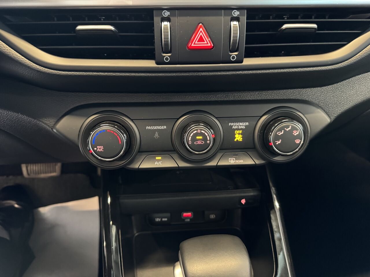 2024 Kia Forte White Saint-Eustache - photo #19