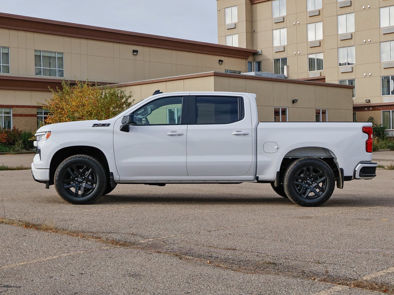 2024 Chevrolet Silverado 1500 4WD Crew Cab 147 RST White Sherwood Park - photo #9