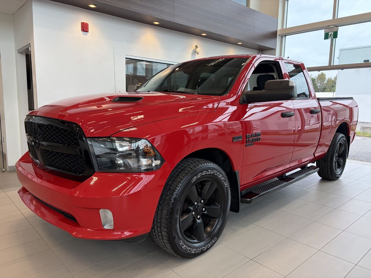 Ram 1500 Classic 2021 Rouge Notre-Dame-des-Prairies - photo #1
