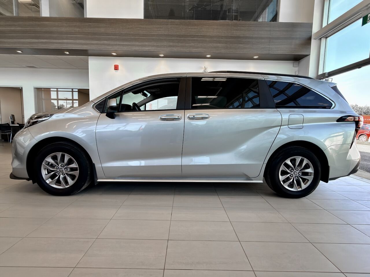 2022 Toyota Sienna Silver Notre-Dame-des-Prairies - photo #6
