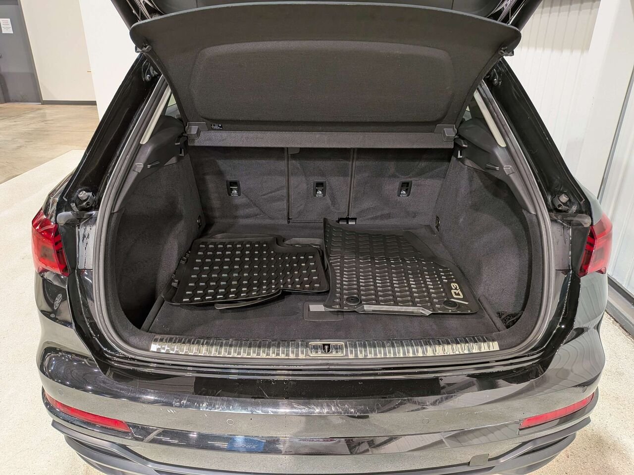 2021 Audi Q3 Progressiv 45 TFSI quattro Black Mirabel - photo #8