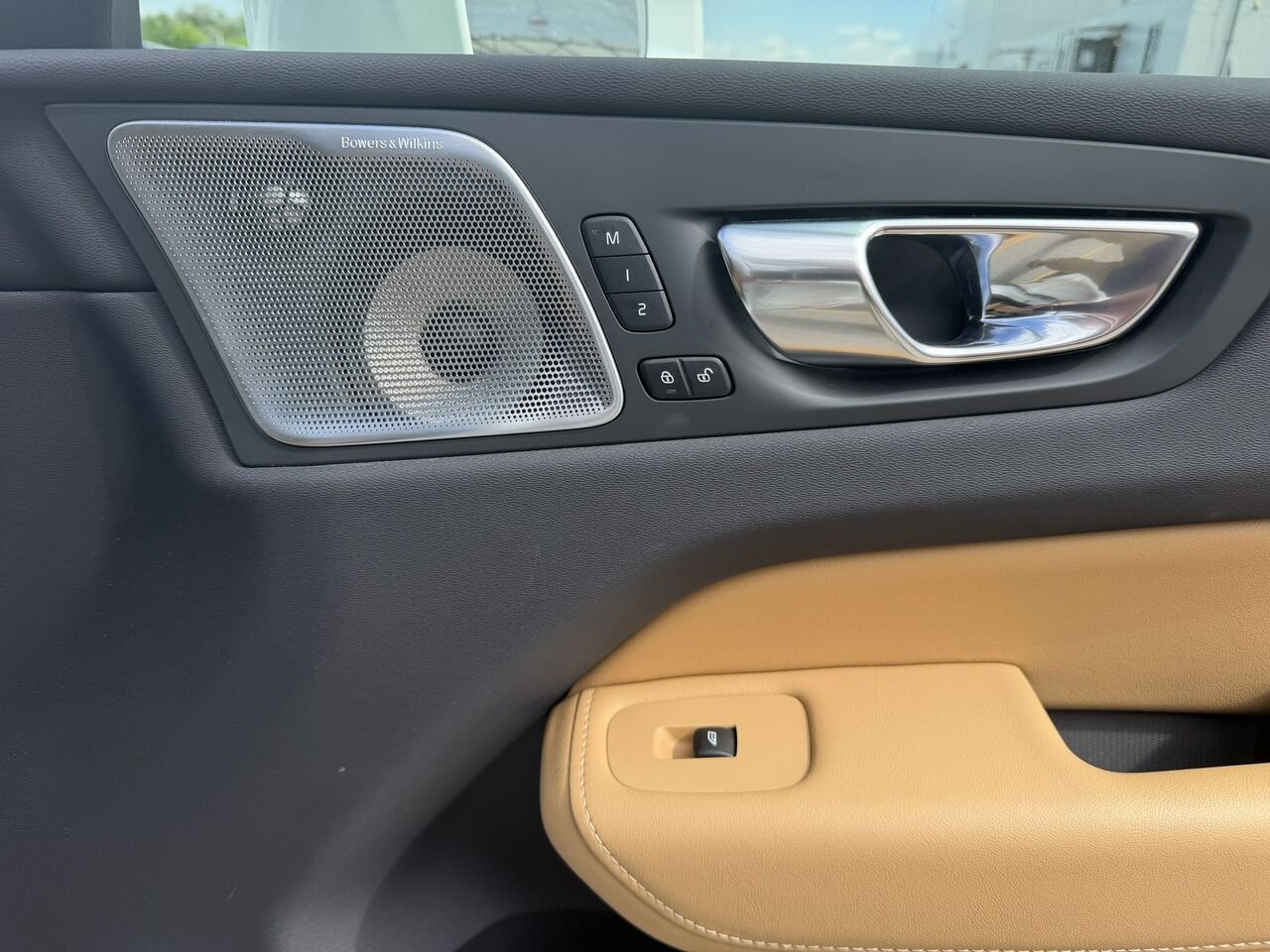 2023 Volvo XC60 B6 Ultimate AWD White Laval - photo #21