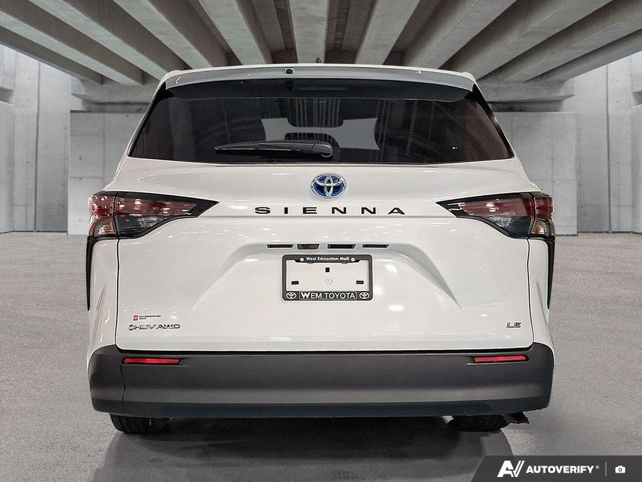 2025 Toyota Sienna LE White