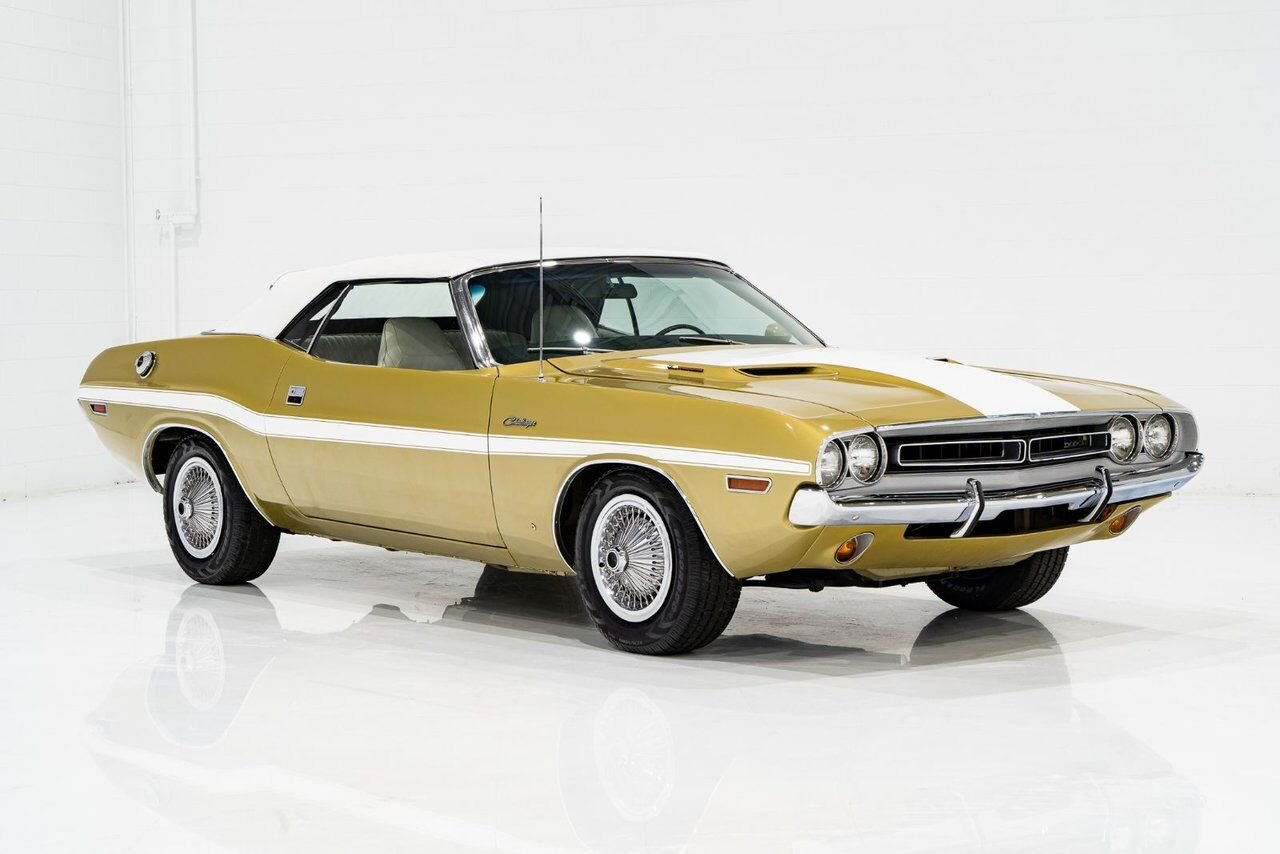 1971 Dodge Challenger *PRIX EN USD* Convertible Fully restored to desirable specifications Gold Montreal - photo #36