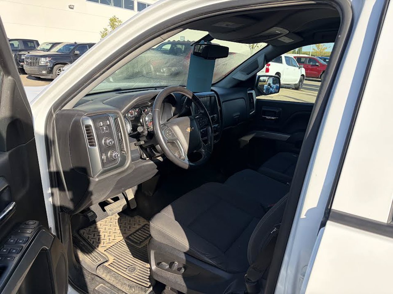 2019 Chevrolet Silverado 1500 LD 4WD Double Cab LT w/1LT White Sherwood Park - photo #6
