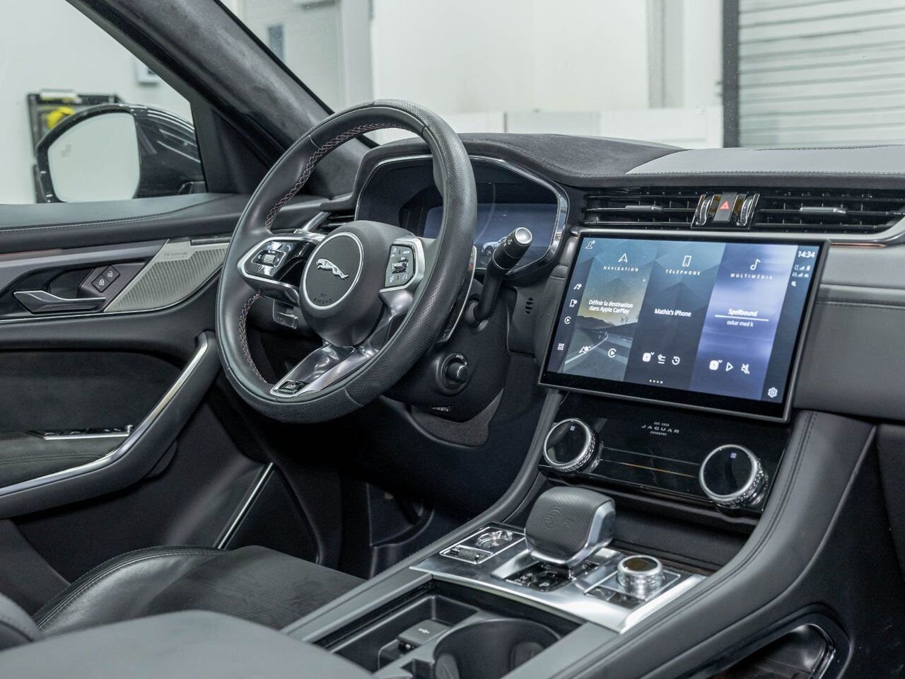 2025 Jaguar F-PACE P575 SVR EDITION AWD V8 *TOIT* NAV SIÈGES VENTIL Black Saint-Jérôme - photo #25