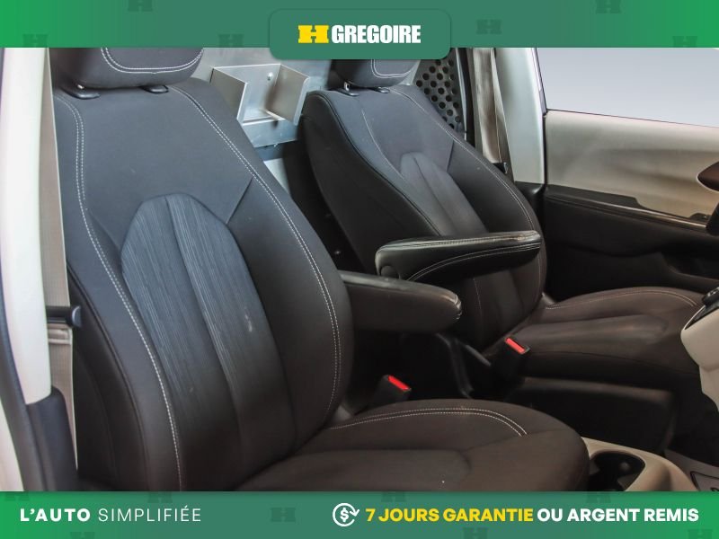 Chrysler Grand Caravan 2023 Blanc Laval - photo #21
