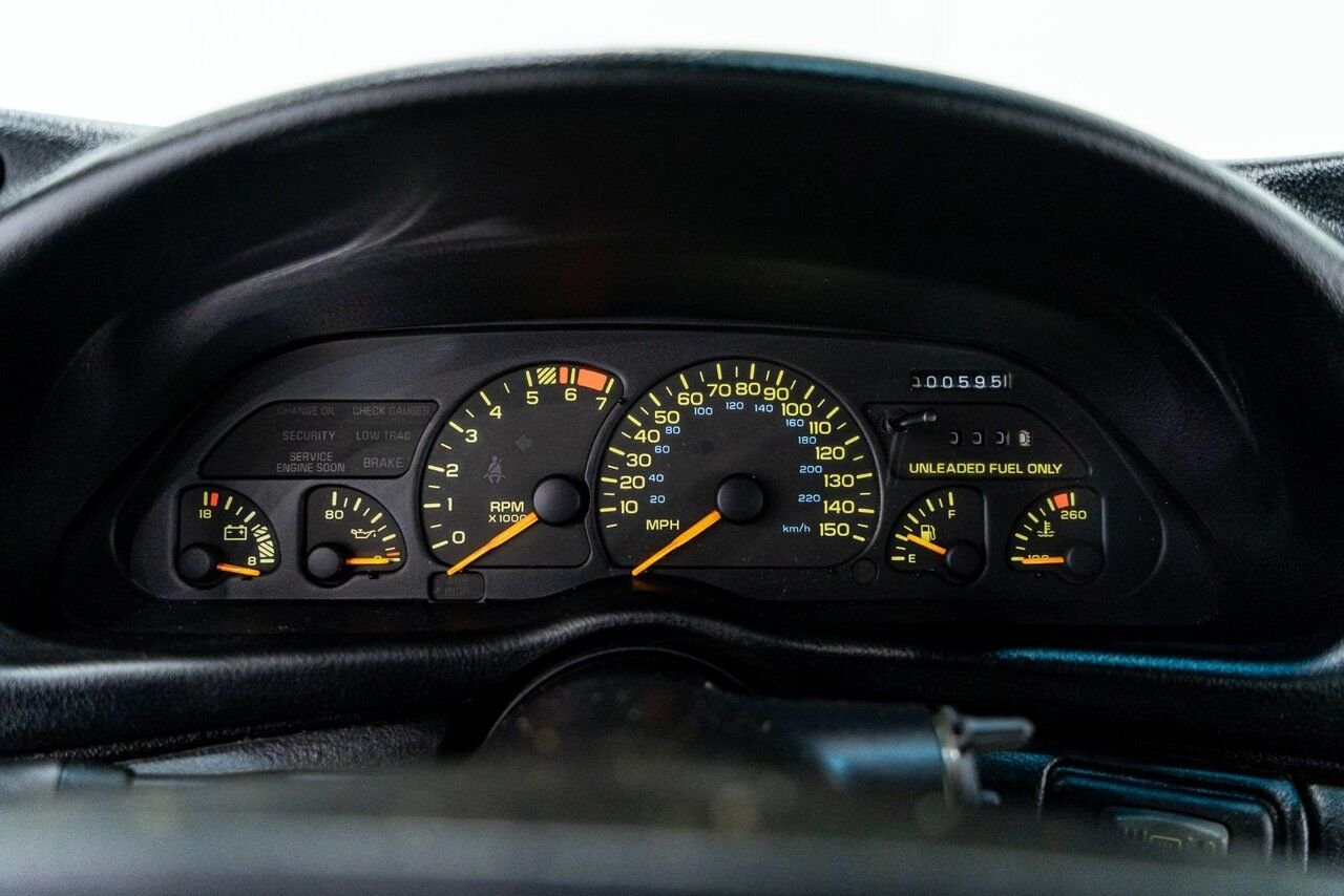 Chevrolet CAMARO Z28 PRIX EN USD | Pace Car with only 957km (595mi) with original window sticker 1993 Noir Montréal - photo #11