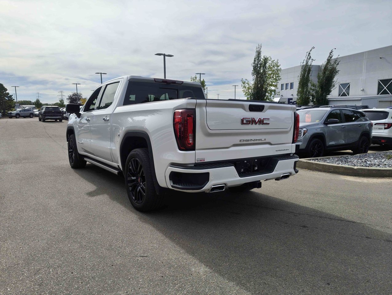 2025 GMC Sierra 1500 4WD Crew Cab 147 Denali White Sherwood Park - photo #4