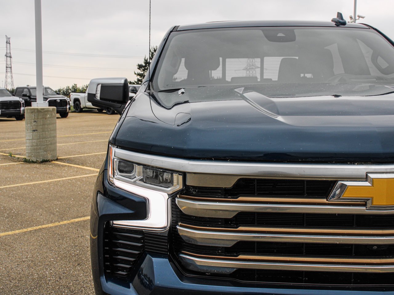 2022 Chevrolet Silverado 1500 4WD Crew Cab 147 High Country Blue Sherwood Park - photo #10