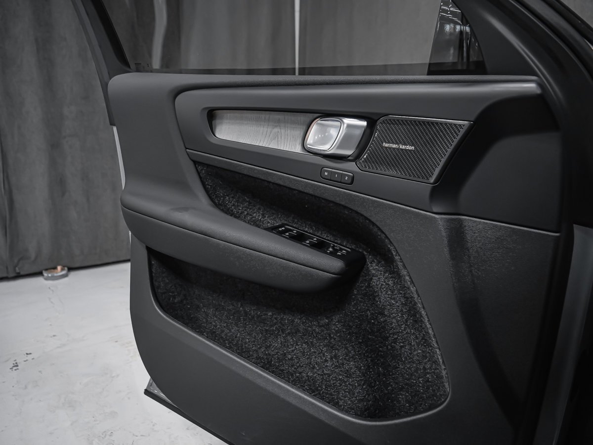Volvo XC40 B5 ULTRA DARK 2026 Gris Montréal - photo #9
