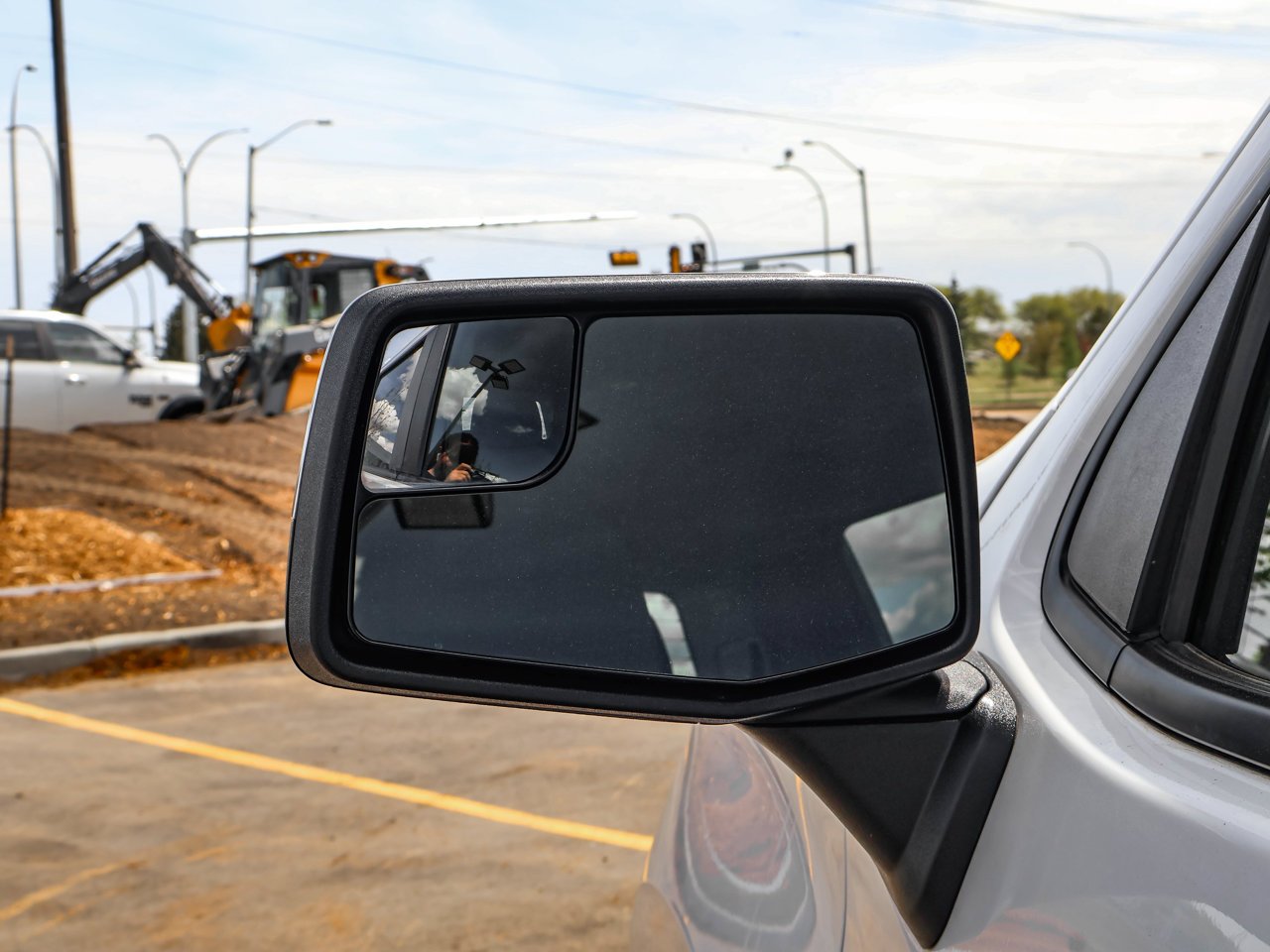 2025 Chevrolet Silverado 1500 4WD Crew Cab 147 LT White Sherwood Park - photo #12