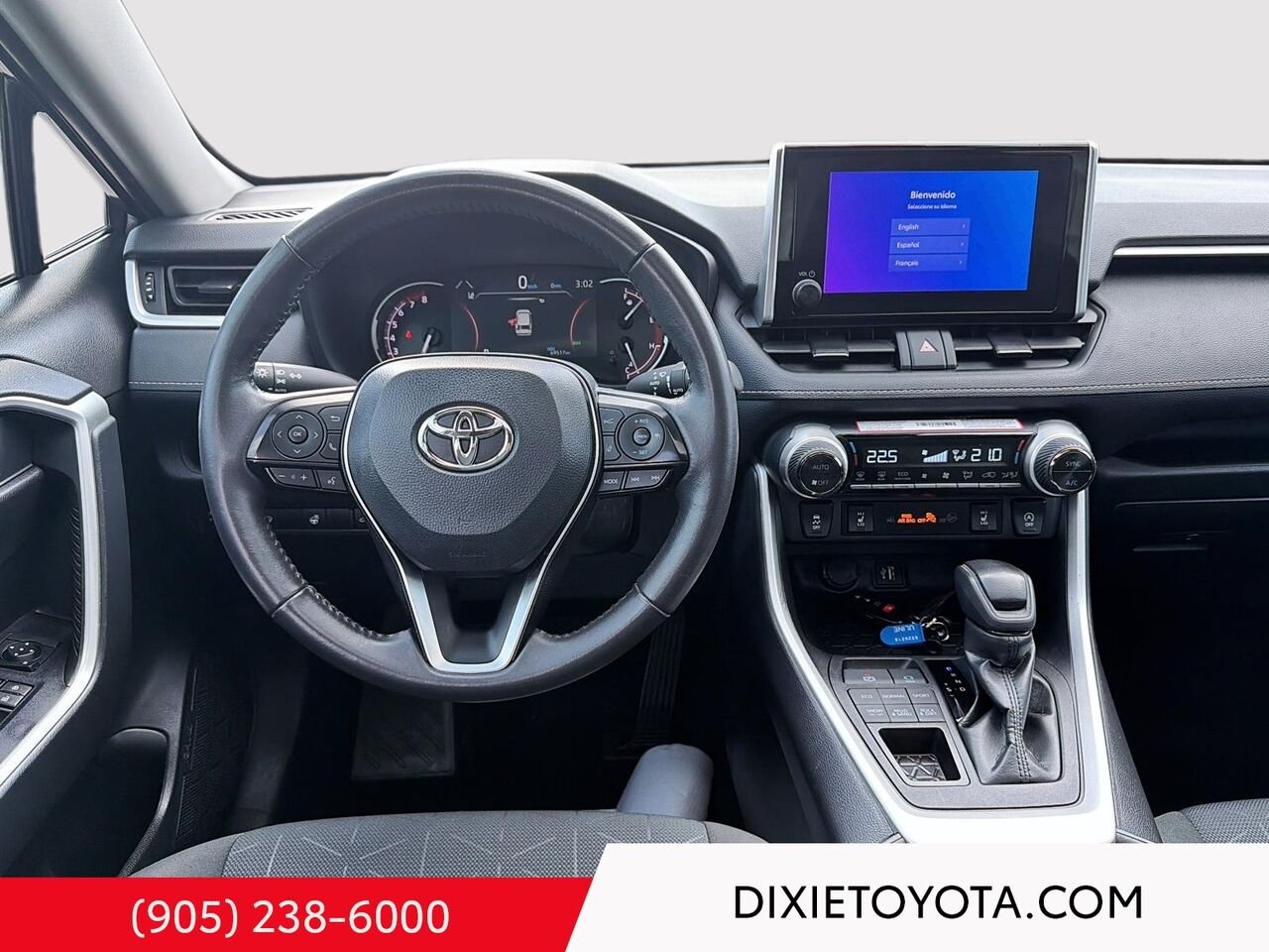 2024 Toyota RAV4 XLE AWD / CLEAN CARFAX / HEATED SEATS / MOONROOF / BACKUP CAMERA White Mississauga - photo #17