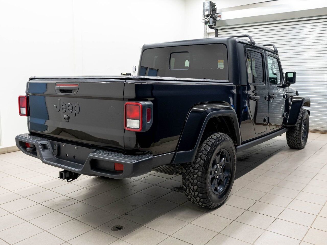 Jeep Gladiator WILLYS CREW 4X4 V6 *NAV* TOIT DUR CARPLAY BEDLINER 2023 Noir Saint-Jérôme - photo #8