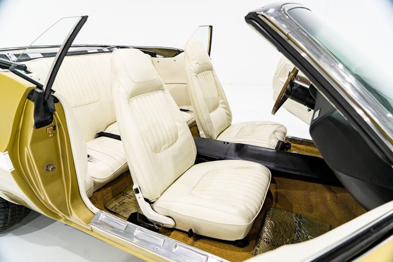 1971 Dodge Challenger *PRIX EN USD* Convertible Fully restored to desirable specifications Gold Montreal - photo #8