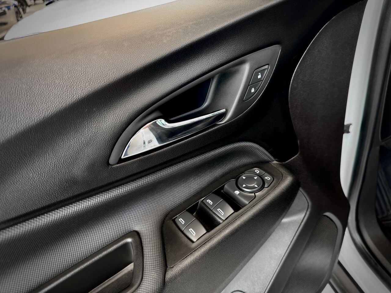 2024 Chevrolet Equinox White Notre-Dame-des-Prairies - photo #34