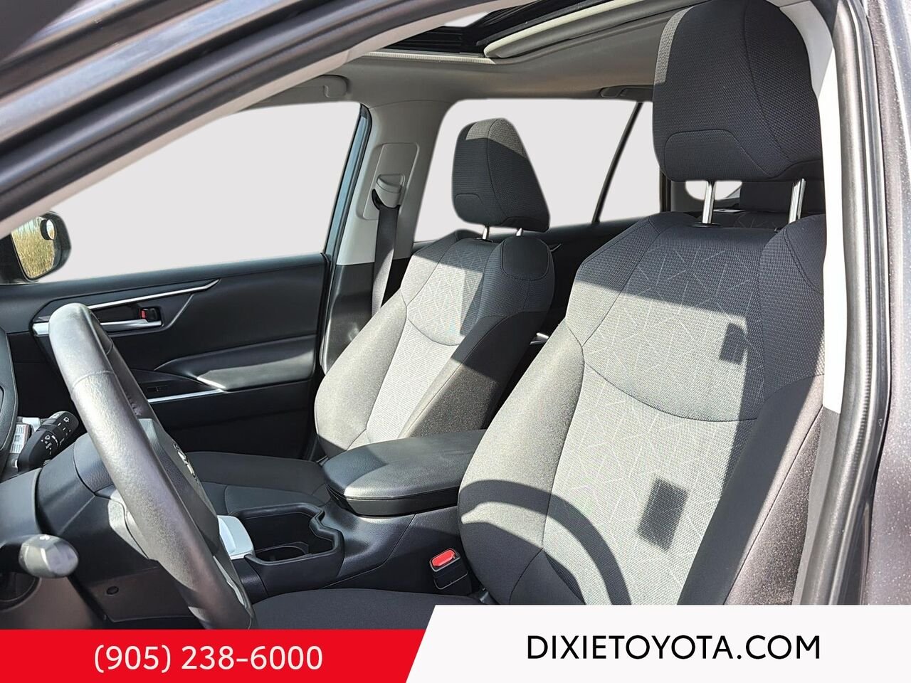 2024 Toyota RAV4 XLE AWD / CLEAN CARFAX / HEATED SEATS / MOONROOF / BACKUP CAMERA White Mississauga - photo #8