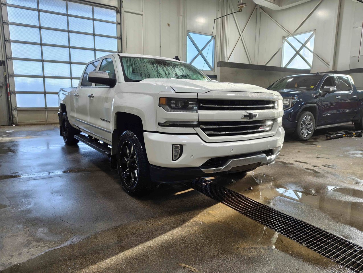 2018 Chevrolet Silverado 1500 4WD Crew Cab 153.0 LTZ w/2LZ White Sherwood Park - photo #2
