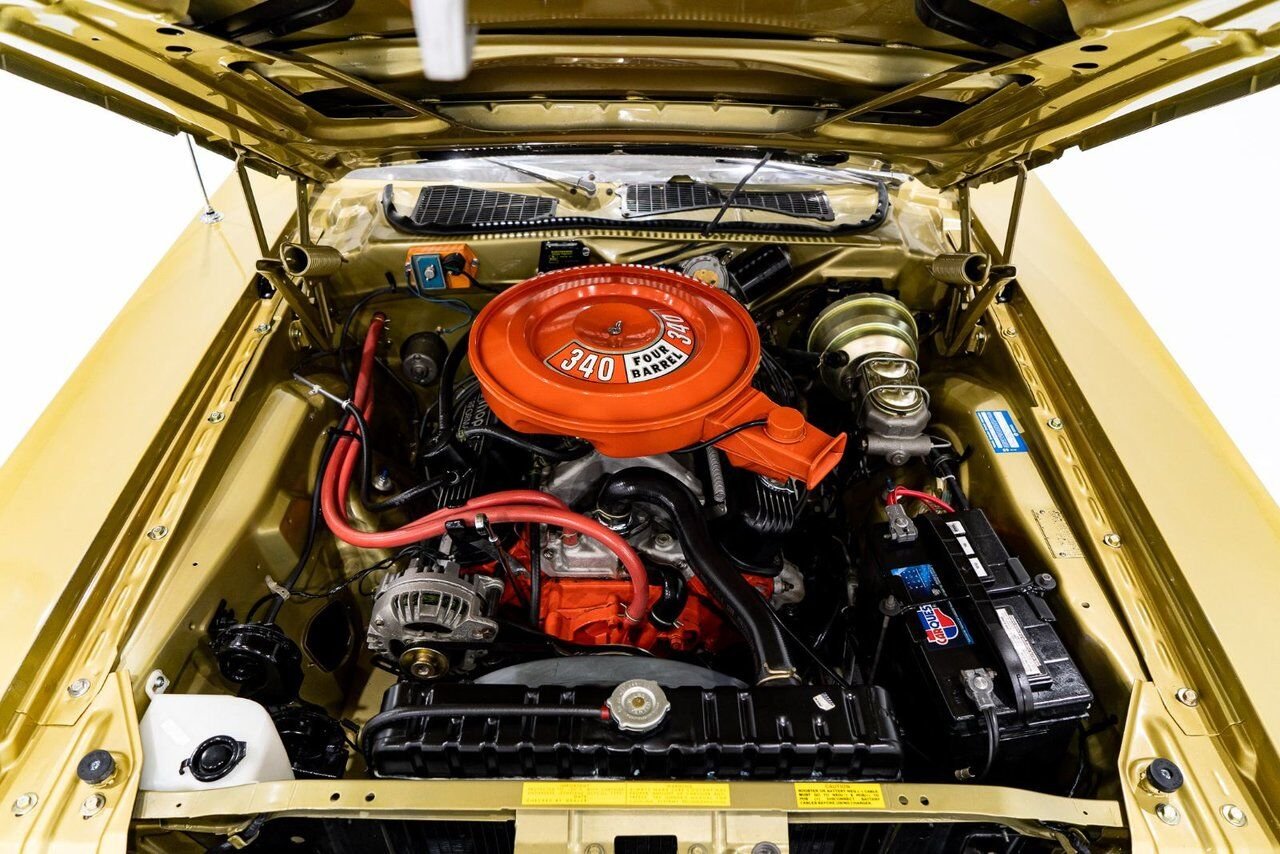 1971 Dodge Challenger *PRIX EN USD* Convertible Fully restored to desirable specifications Gold Montreal - photo #14