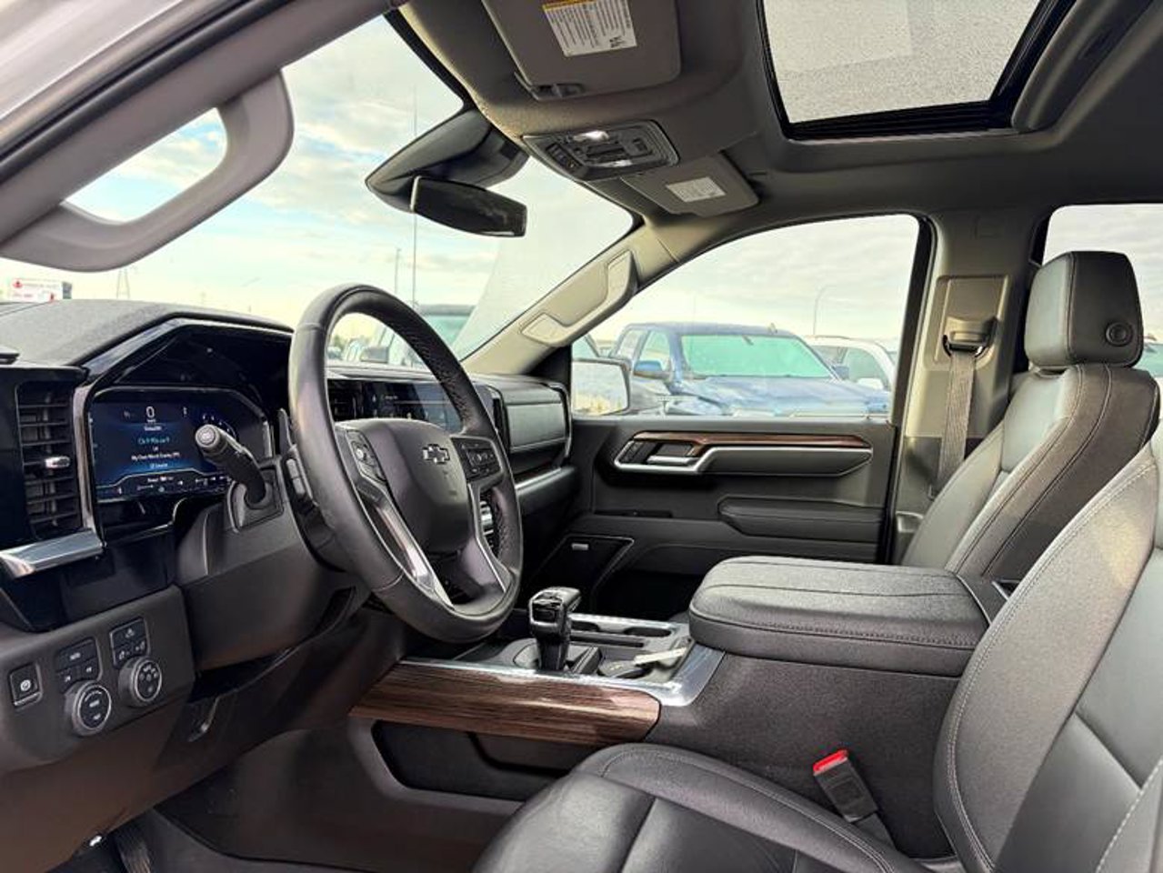 2025 Chevrolet Silverado 1500 4WD Crew Cab 147 RST White Sherwood Park - photo #5