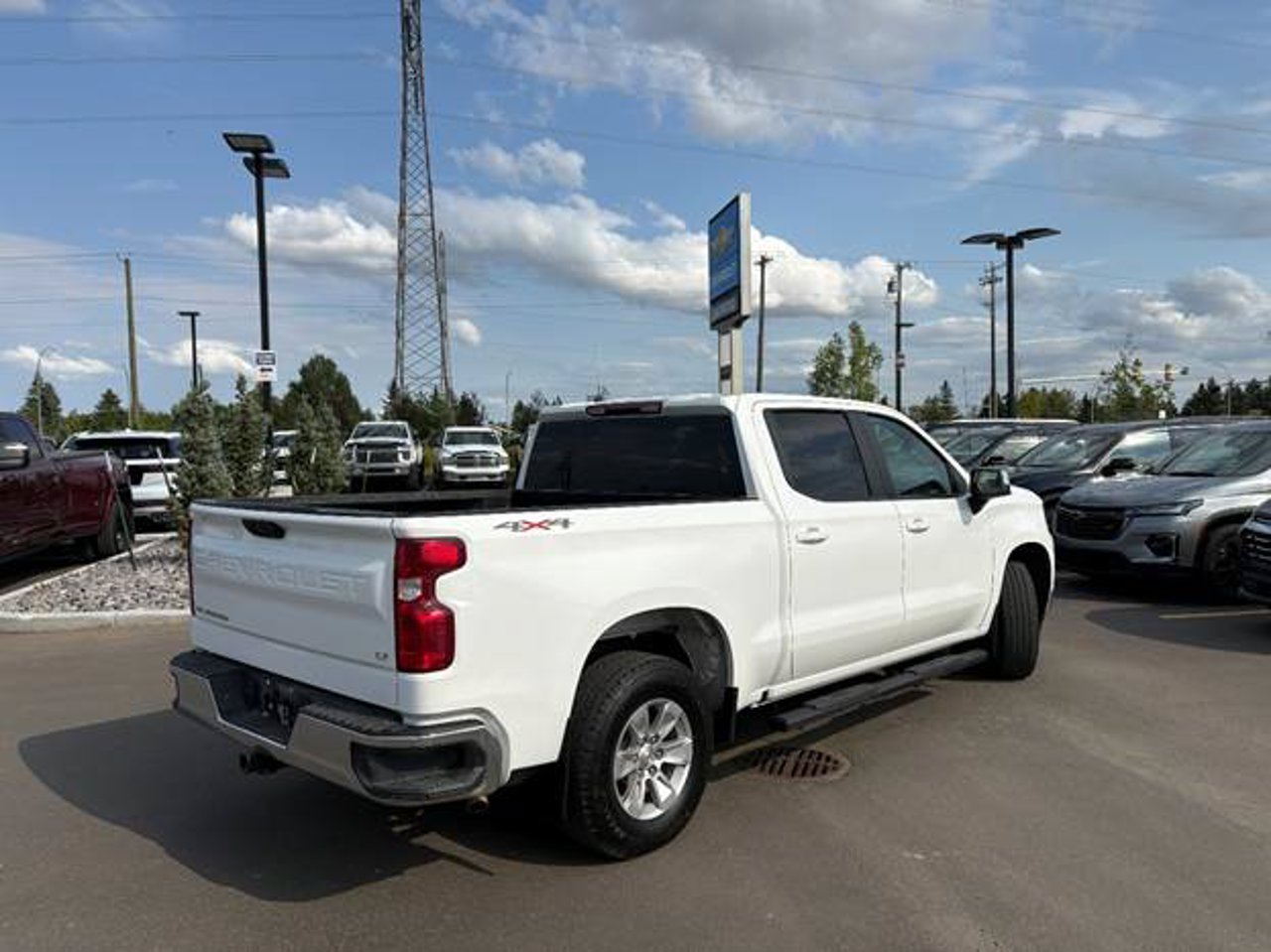 2025 Chevrolet Silverado 1500 4WD Crew Cab 147 LT White Sherwood Park - photo #4