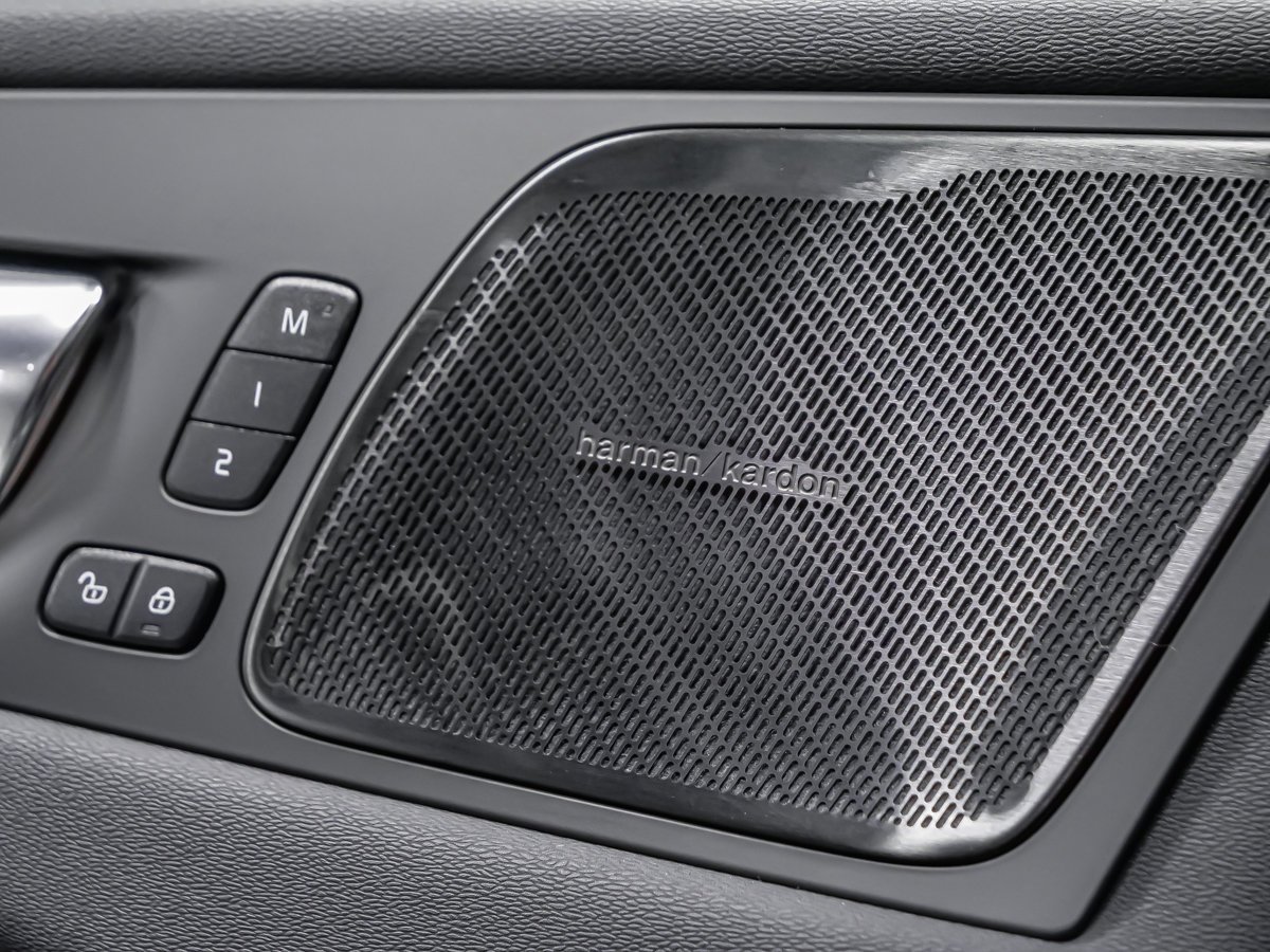 2022 Volvo XC60 B6 MOMENTUM Grey Montreal - photo #10