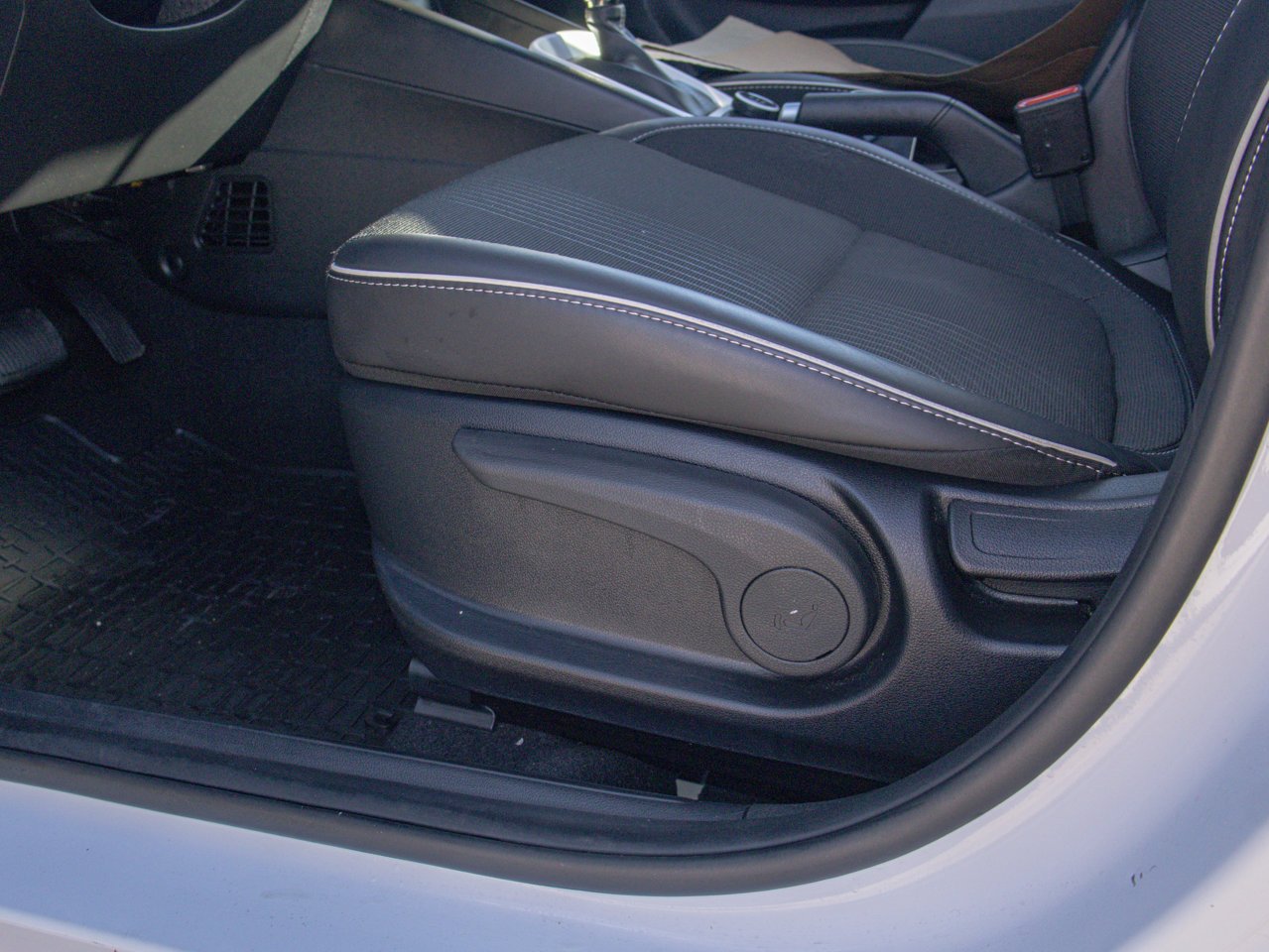 2024 Hyundai Venue Ultimate IVT w/Black Interior White Sherwood Park - photo #17