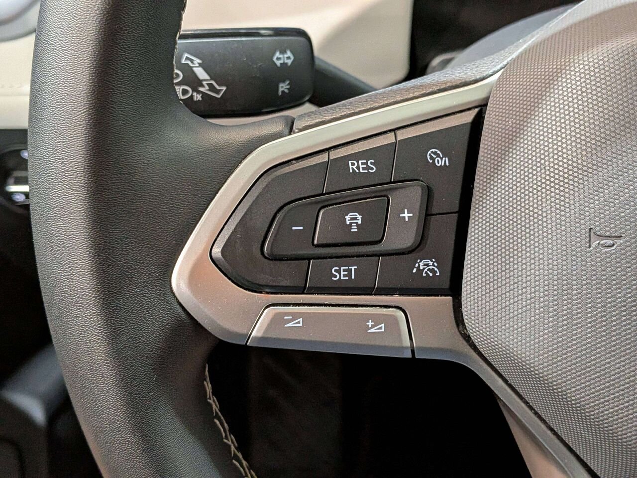 2025 Volkswagen Taos Comfortline 4MOTION Grey Val-David - photo #14