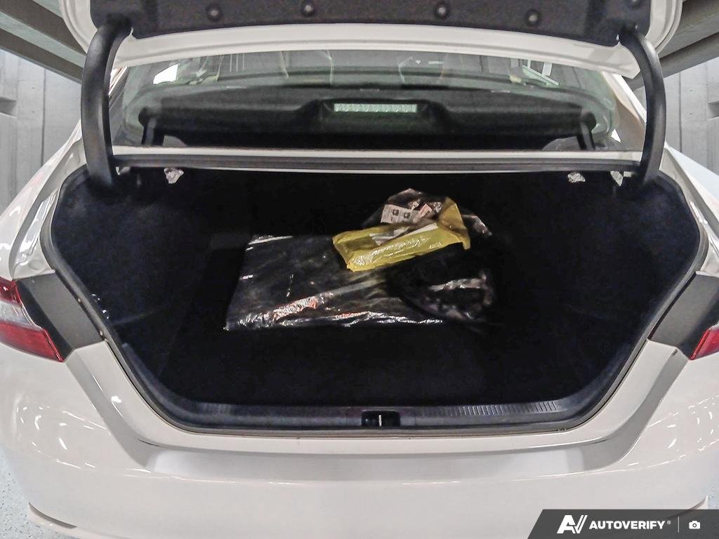 2021 Toyota Camry 2602151A | Hybrid SE White Edmonton - photo #11
